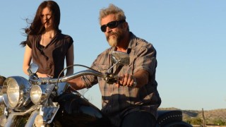 Erin Moriarty en Mel Gibson in Blood Father