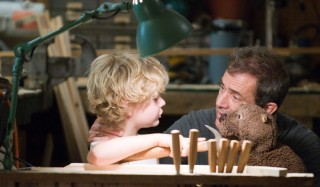 Riley Thomas Stewart en Mel Gibson in The Beaver