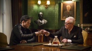 Taron Egerton en Michael Caine in Kingsman: The Secret Service