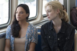Michelle Rodriguez en Elizabeth Debicki in Widows