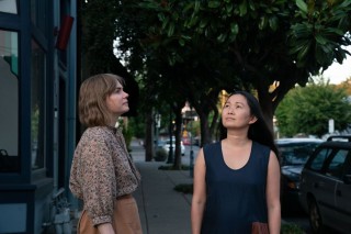 Michelle Williams en Hong Chau in Showing Up