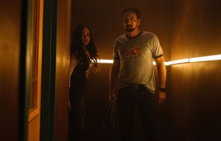 Emily Tosta en Nicolas Cage in Willy's Wonderland