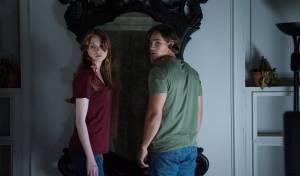 Oculus: Karen Gillan (Kaylie Russell) en Brenton Thwaites (Tim Russell) Oculus: Karen Gillan (Kaylie Russell) en Brenton Thwaites (Tim Russell)