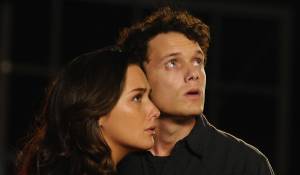 Odd Thomas: Addison Timlin (Stormy Llewellyn) en Anton Yelchin (Odd Thomas) Odd Thomas: Addison Timlin (Stormy Llewellyn) en Anton Yelchin (Odd Thomas)