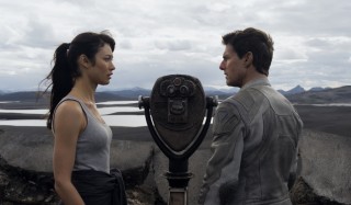 Olga Kurylenko en Tom Cruise in Oblivion