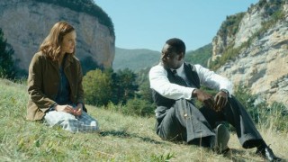 Ana Girardot en Omar Sy in Dr. Knock