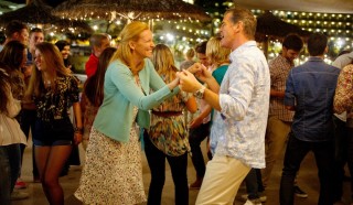 Toni Collette en Pierce Brosnan in A Long Way Down