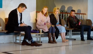 Pierce Brosnan, Aaron Paul, Imogen Poots en Toni Collette in A Long Way Down