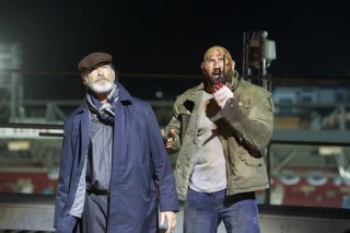 Pierce Brosnan en Dave Bautista in Final Score
