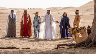 Mike Angelo, Nick Cannon, Jamie Chung, Pierce Brosnan, Hermione Corfield en Rami Jaber in The Misfits