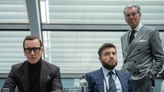 Michael Fassbender, Tom Burke en Pierce Brosnan in Black Bag Michael Fassbender, Tom Burke en Pierce Brosnan in Black Bag