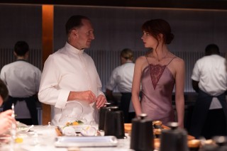 Ralph Fiennes en Anya Taylor-Joy in The Menu