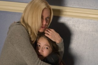 Jodelle Ferland en Renée Zellweger in Case 39