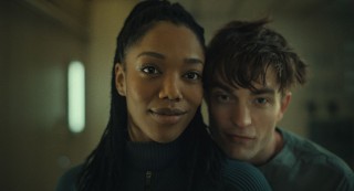 Naomi Ackie en Robert Pattinson in Mickey 17