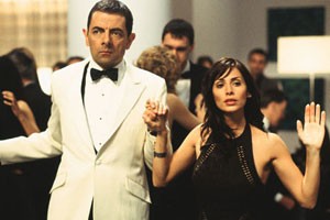 Rowan Atkinson en Natalie Imbruglia in Johnny English