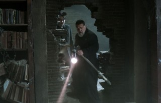 Daniel Zovatto en Russell Crowe in The Pope's Exorcist