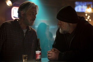 Tommy Flanagan (I) en Russell Crowe in Sleeping Dogs