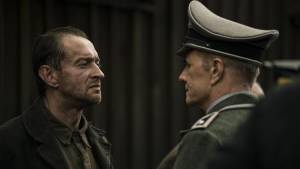 Sobibor: Konstantin Khabensky (Alexander Pechersky) en Christopher Lambert (Karl Frenzel) Sobibor: Konstantin Khabensky (Alexander Pechersky) en Christopher Lambert (Karl Frenzel)