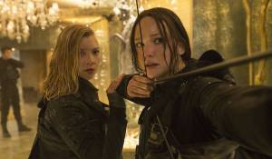 The Hunger Games: Mockingjay - Part 2: Natalie Dormer (Cressida) en Jennifer Lawrence (Katniss Everdeen) The Hunger Games: Mockingjay - Part 2: Natalie Dormer (Cressida) en Jennifer Lawrence (Katniss Everdeen)