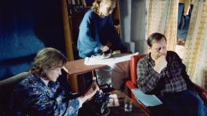 The Match Factory Girl: Elina Salo (Mother), Kati Outinen (Iiris) en Esko Nikkari (Stepfather) The Match Factory Girl: Elina Salo (Mother), Kati Outinen (Iiris) en Esko Nikkari (Stepfather)
