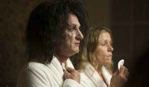 This Must Be the Place: Sean Penn (Cheyenne) en Frances McDormand (Jane) This Must Be the Place: Sean Penn (Cheyenne) en Frances McDormand (Jane)