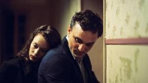 Transit: Paula Beer (Marie) en Franz Rogowski (Georg) Transit: Paula Beer (Marie) en Franz Rogowski (Georg)