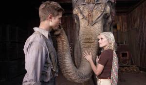 Water for Elephants: Robert Pattinson (Jacob Jankowski) en Reese Witherspoon (Marlena Rosenbluth) Water for Elephants: Robert Pattinson (Jacob Jankowski) en Reese Witherspoon (Marlena Rosenbluth)