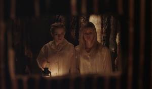 We Are What We Are: Julia Garner (Rose Parker) en Ambyr Childers (Iris Parker) We Are What We Are: Julia Garner (Rose Parker) en Ambyr Childers (Iris Parker)