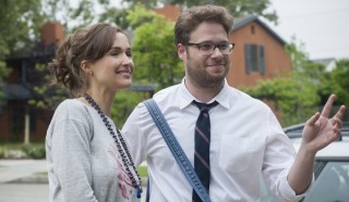 Rose Byrne en Zac Efron in Bad Neighbours