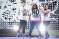 Drie Glee personages live op stage.
