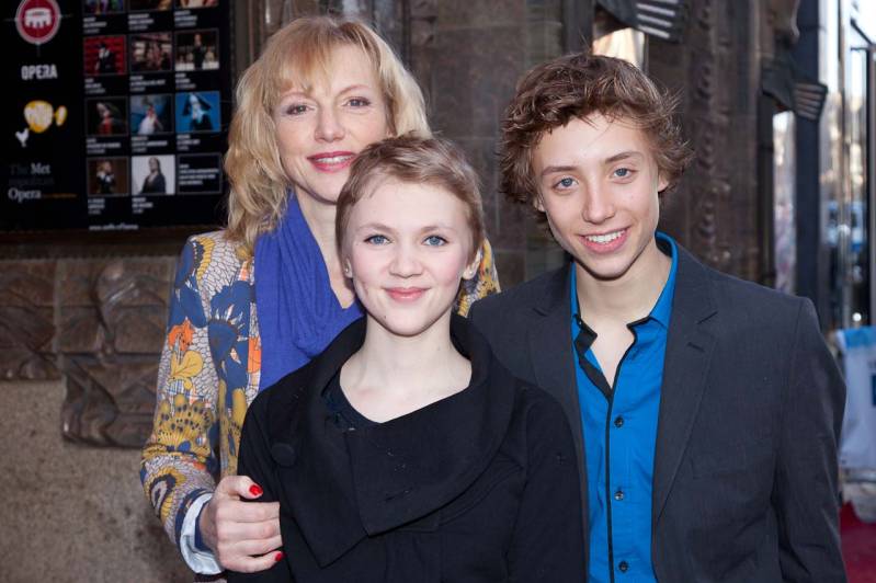 Nils Verkooijen en Hanna Obbeek met Johanna ter Steege