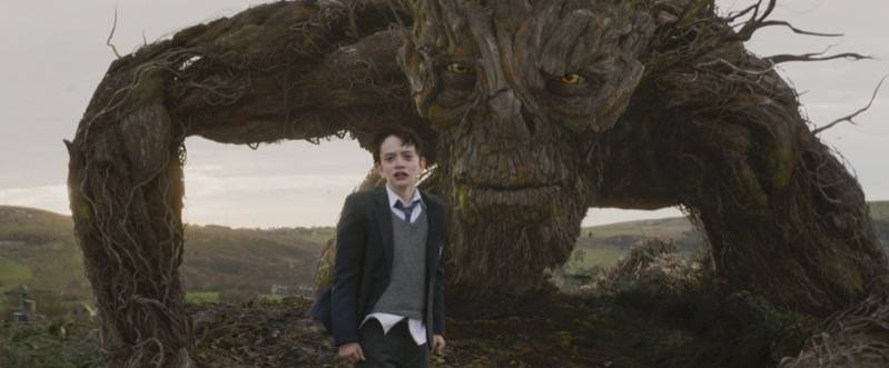 Conor met zijn beest in A Monster Calls (c) Independent