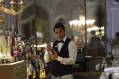 Bayerischer Hof /Falk Bar / Restaurent<br />
Sali ordnet die Falk Bar nach seinem Geschmack.<br />
Sali (Kostja Ullmann)<br />
, Studiocanal / JÃ¼rgen Olczyk