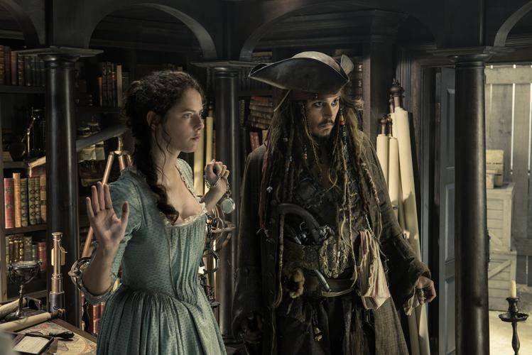 Johnny Depp en nieuwkomer Kaya Scodelario (c) Disney