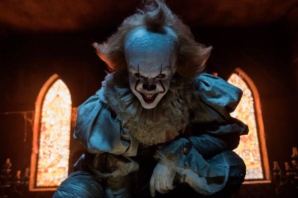 Bill Skarsgård als clown Pennywise © 2017 Warner Bros. Ent. All Rights Reserved