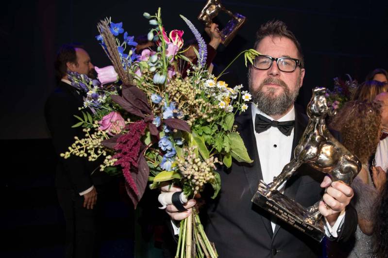 Martin Koolhoven met zijn Gouden Kalf voor Beste Regie © 2017 Arjo Frank | BiosAgenda.nl