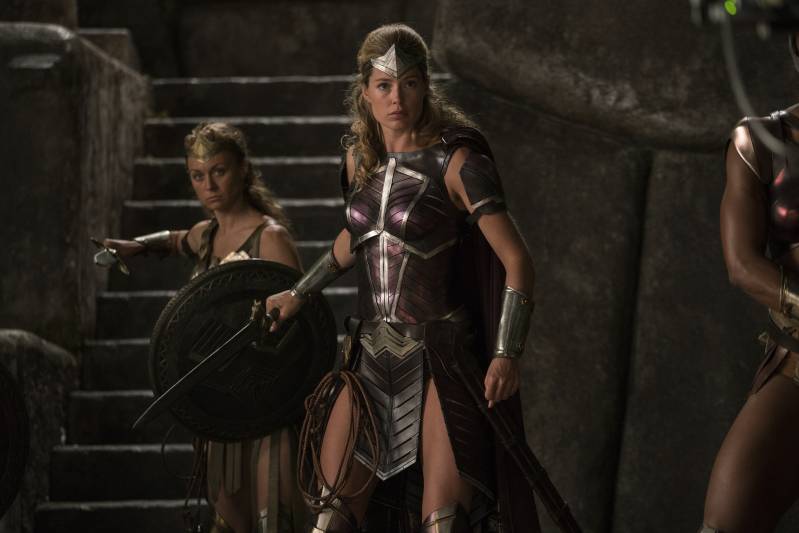 Doutzen Kroes als Amazone Venelia Â©2017 Warner Bros Ent. All Rights Reserved. TM & Â©DC Comics