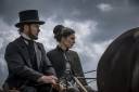 Guy Pearce en Carice van Houten in Brimstone © 2016