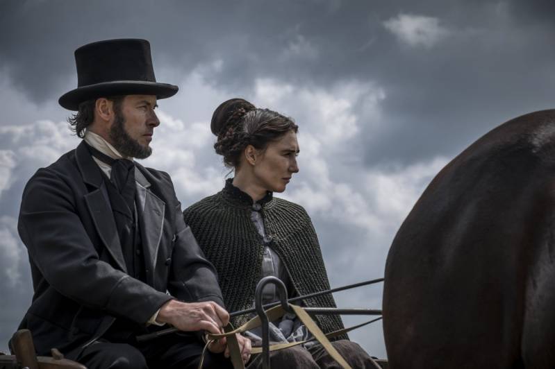 Guy Pearce en Carice van Houten in Brimstone © 2016
