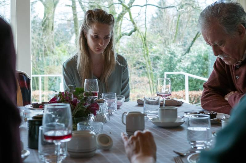 Eva (Britt van Hoof) aan de eettafel met haar vader Jos (Herman Gilis).