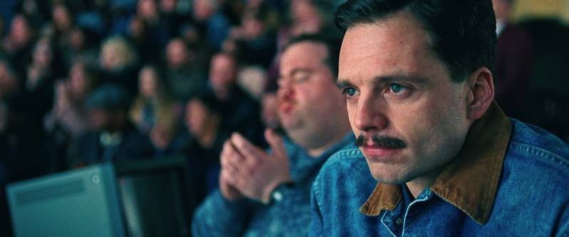 Sebastian Stan als Jeff Gilloody, op de achtergrond Paul Walter Hauser © 2018 Clubhouse Pictures
