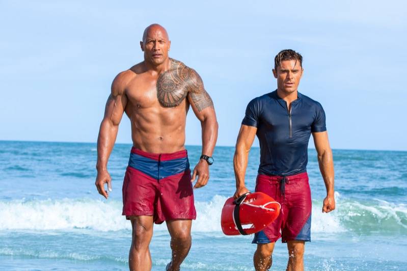 Johnson en Efron in Baywatch.