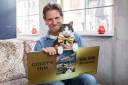 Regisseur Mark Verkerk en de hoofdrolspeler, de kat Abatutu, nemen de Gouden Film in ontvangst. (c)2018 Arjo Frank