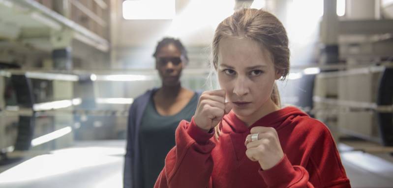 Imanuelle Grives en Aiko Beemsterboer in Vechtmeisje Â© 2018 September Film