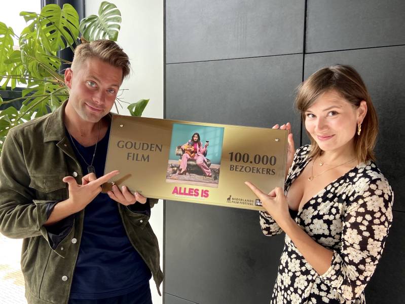 Jelle de Jong reikt award uit aan Barbara Sloesen Â© 2020 NFF