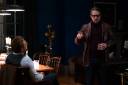 Charlie Hunnam en Hugh Grant in The Gentlemen Â© 2020 Independent Films