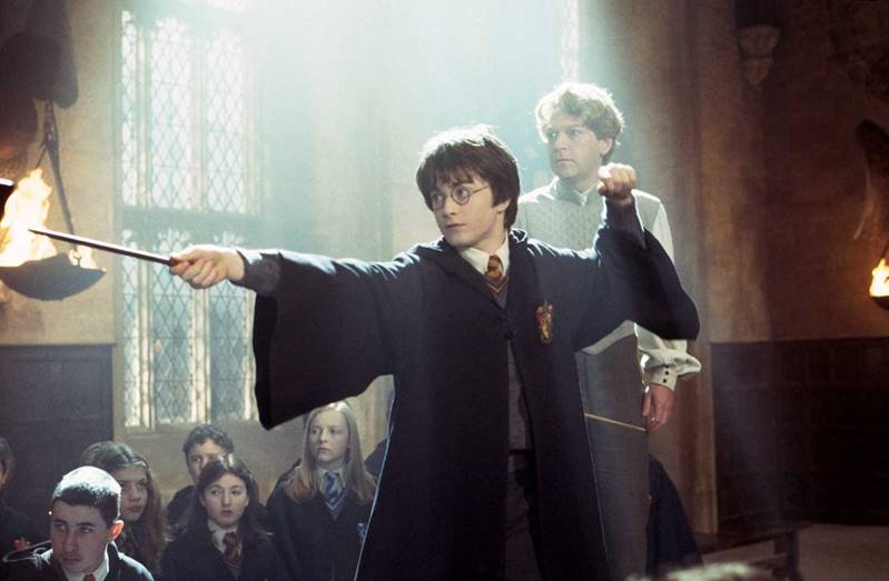 Kenneth Branagh en Daniel Radcliffe in Harry Potter and the Chamber of Secrets (2002) © 2002 Warner Bros.
