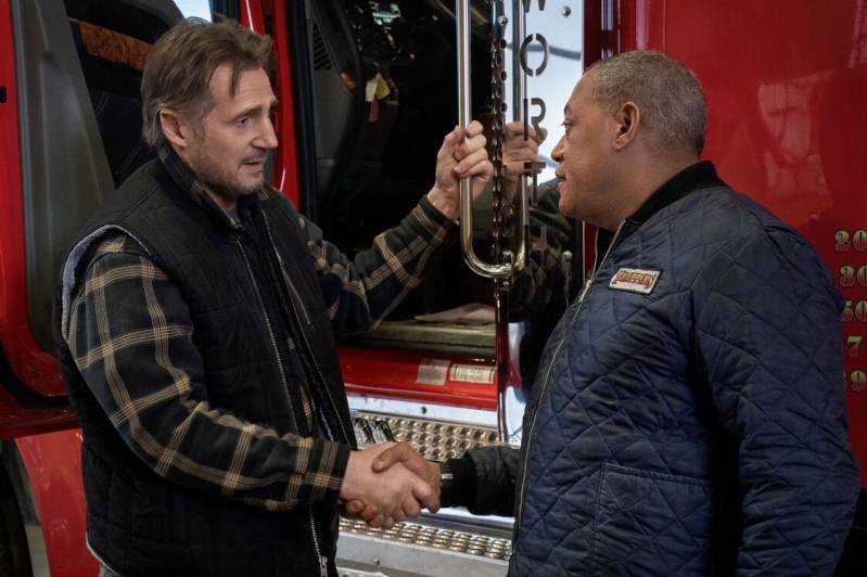 Still uit The Ice Road met Liam Neeson en Laurence Fishburn