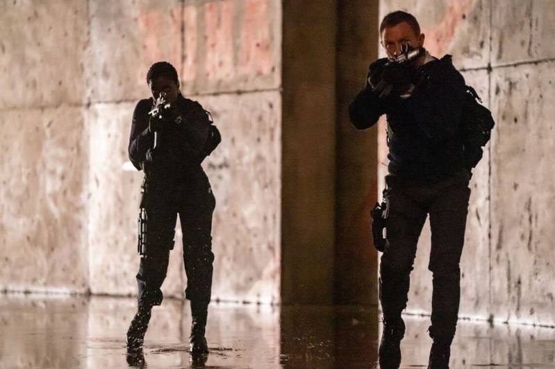 Lashana Lynch en Daniel Craig in No Time to Die