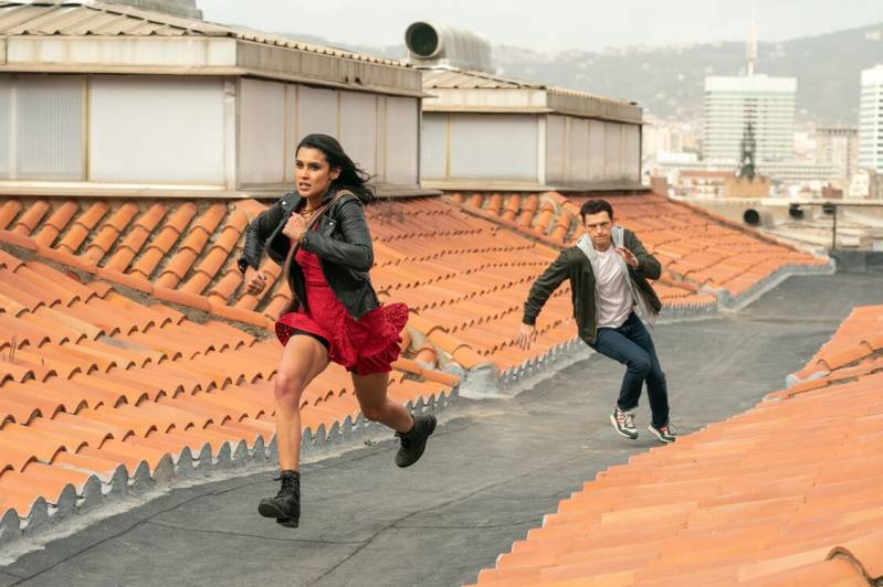 Sophia Ali en Tom Holland in Uncharted